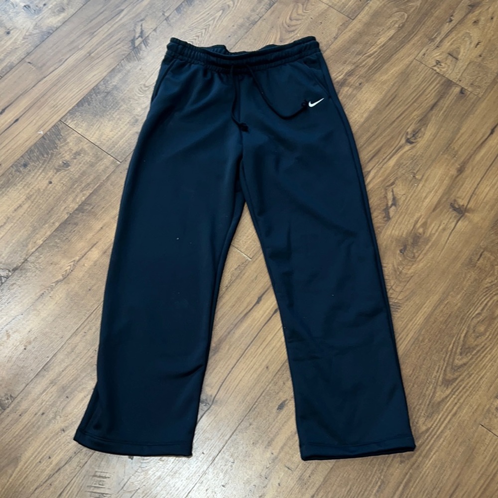 Nike women’s standard fit, full length therma-fit sweatpants